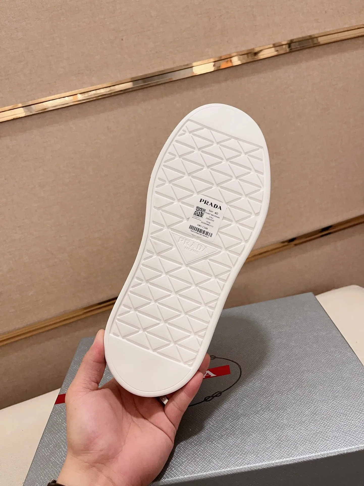 Men's shoes 💰 580💰 ✔️✔️✔️High-quality new PRADA counters are launched at the same time. The new men's shoes and 😘fabrics are selected from first-layer cowhide and are made by pure handicrafts. Lining: Full cowhide lining. 👍🏿 High-end ☄️ air-cushion molded anti-slip rubber outsole, exquisite lines, simple and elegant, comfortable and high-end for leisure travel. Code number: 38 to 44